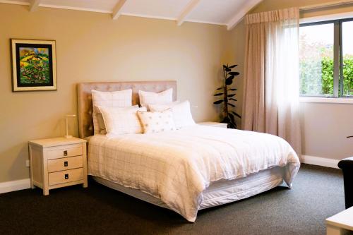 - une chambre avec un lit et une fenêtre dans l'établissement St Kilda Studio, à Cambridge
