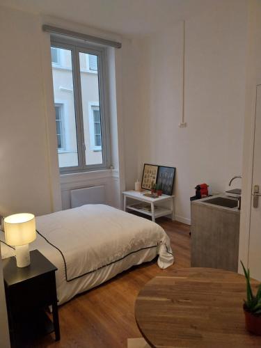 リヨンにあるAppartement Place des Terreaux Presqu'Ileのベッドルーム1室(ベッド1台、シンク、窓付)