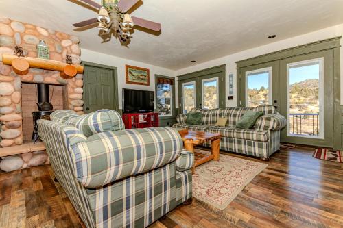 Afbeelding uit fotogalerij van The Honky Tonk Cabin in Long Valley Junction