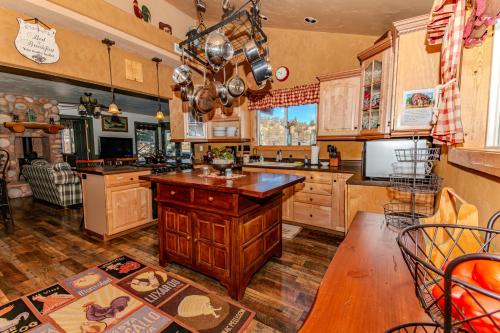 Afbeelding uit fotogalerij van The Honky Tonk Cabin in Long Valley Junction