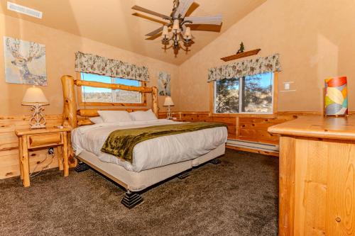 - une chambre avec un lit, 2 fenêtres et une table dans l'établissement The Honky Tonk Cabin, à Long Valley Junction