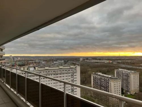 uma vista para a cidade a partir de uma varanda em Appart meublé 92m2 + 2 terrasses em Bruxelas