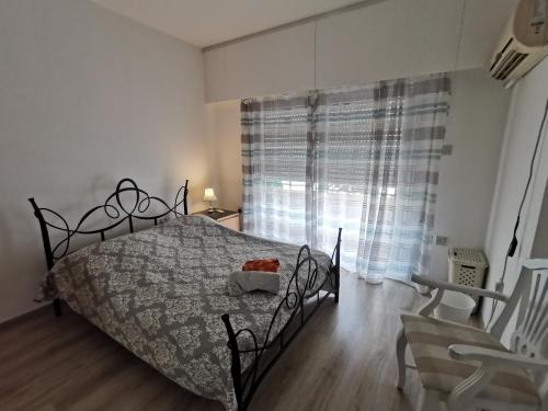 1 dormitorio con cama y ventana grande en Marina view Apartment, en Lárnaca