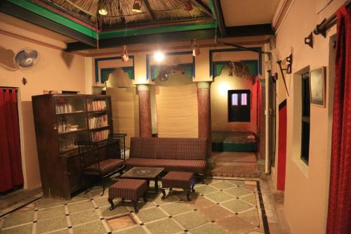Ruang duduk di Ram Bhawan Residency