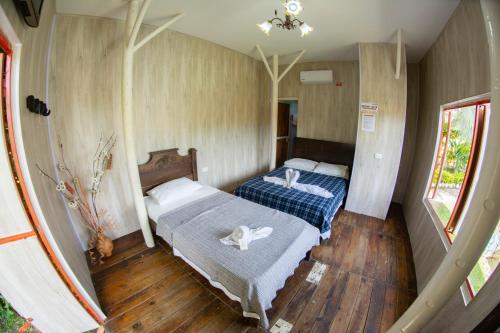 1 dormitorio pequeño con 2 camas en una habitación en HOTEL CAMPESTRE VILLA BETEL, en Rivera