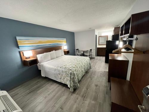 a hotel room with a bed and a table at HomeTowne Studios by Red Roof Florence, KY-Cincinnati Airport in Florence