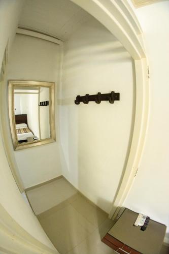 a hallway with a round mirror and a mirrorigunigun at HOTEL CAMPESTRE VILLA BETEL in Rivera