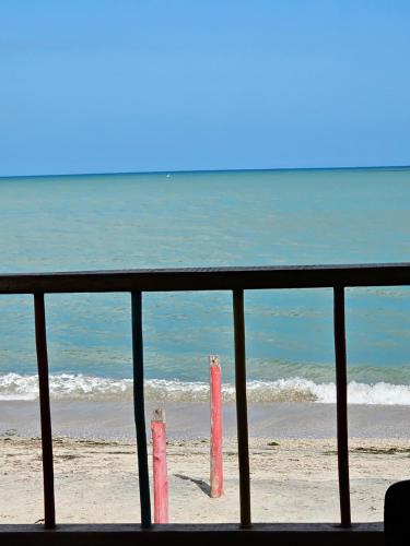 a view of the beach through a fence at habitación frente al mar in Mayapo