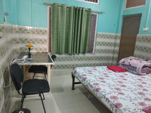 een slaapkamer met een bed, een bureau en een tafel bij Comfort Inn Kamakhya Jn in Guwahati