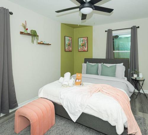 een slaapkamer met een groot bed en een ventilator bij Friends Haven: Truist Park 8mins in Smyrna