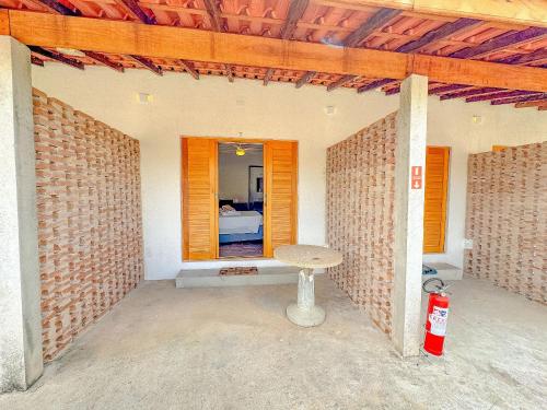 una camera con un muro di mattoni e un tavolo di Pousada Ar da Montanha a Serra Negra