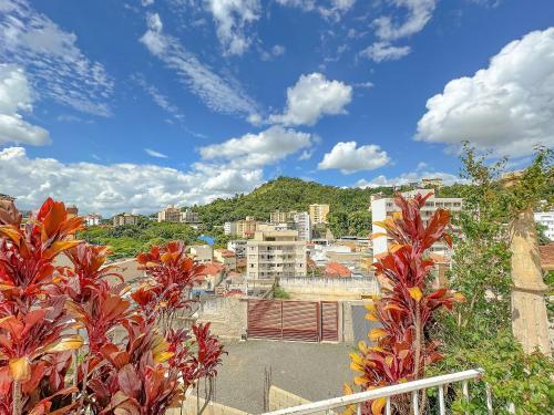 une vue sur une ville sous un ciel bleu et des nuages dans l'établissement Pousada Ar da Montanha, à Serra Negra