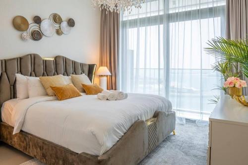 - une chambre avec un grand lit et une grande fenêtre dans l'établissement Veluxa - Luxe Beach Vista 2 Bed, à Dubaï