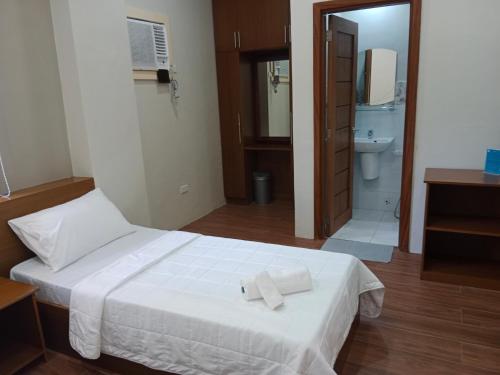 1 dormitorio con 1 cama con 2 toallas en Villa Marilyn Resort and Hotel, en Corón