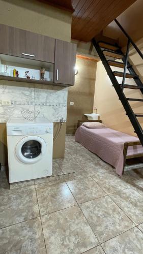 Habitación con lavadora y cama en Duplex Klexos I, en Puerto Iguazú
