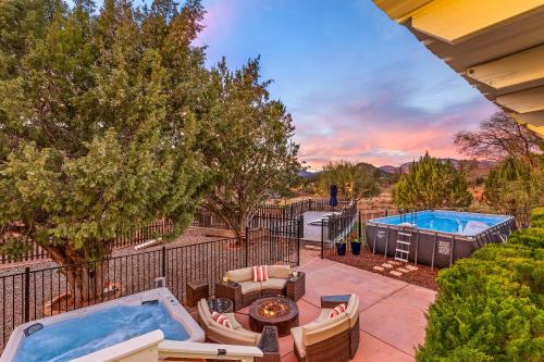 eine Außenterrasse mit einem Whirlpool und einem Pool in der Unterkunft Serene Home- Sleeps 16 - Pet Friendly - Hot Tub - Pool in Sedona