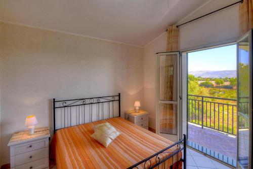 - une chambre avec un lit et un balcon dans l'établissement Holiday Home Floridia - ISI02100i-F, à Floridia