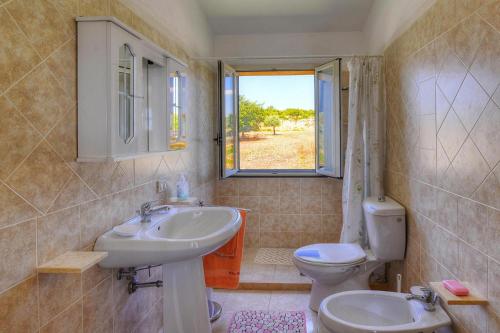 La salle de bains est pourvue d'un lavabo, de toilettes et d'une fenêtre. dans l'établissement Holiday Home Floridia - ISI02100i-F, à Floridia
