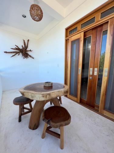 a table and two stools in a room at Casa Nuup Holbox in Holbox Island