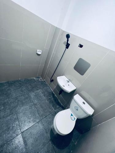 łazienka z toaletą i umywalką w obiekcie Villa Mariano Travellers Pad w mieście Laoag