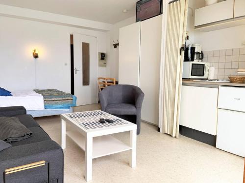 un petit salon avec un canapé et une table dans l'établissement Studio sur plage Cavalière avec terrasse, 1er étage, 2 couchages - FR-1-251-80, au Lavandou