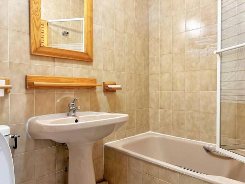 uma casa de banho com um lavatório, um WC e uma banheira em Appartement Le Lavandou, 1 pièce, 4 personnes - FR-1-251-202 em Le Lavandou