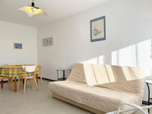 un salon avec un lit et une table de salle à manger dans l'établissement Appartement T2 au cœur de la Favière, terrasse, parking, à 100m de la plage et des commerces - FR-1-251-460, à Bormes-les-Mimosas
