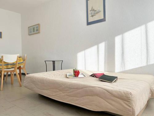 sypialnia z łóżkiem z dwoma laptopami w obiekcie Appartement T2 au cœur de la Favière, terrasse, parking, à 100m de la plage et des commerces - FR-1-251-460 w mieście Bormes-les-Mimosas