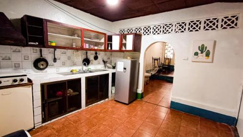 Hostal El Rioにあるキッチンまたは簡易キッチン