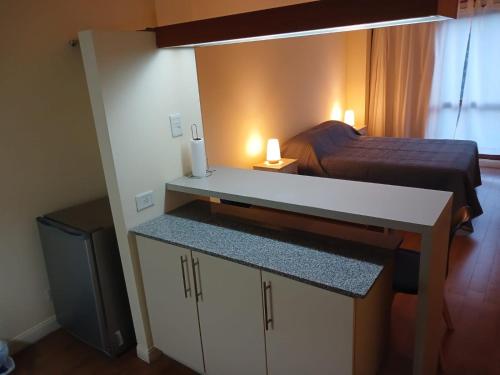 um quarto com uma cama e um balcão com duas velas em Terra1 em San Carlos de Bariloche