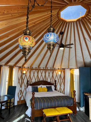 เตียงในห้องที่ The Mystic Yurt at Nomad Yurts
