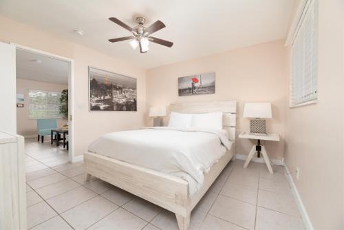 um quarto com uma cama e uma ventoinha de tecto em The Retreat 2 - Wilton Manors em Fort Lauderdale