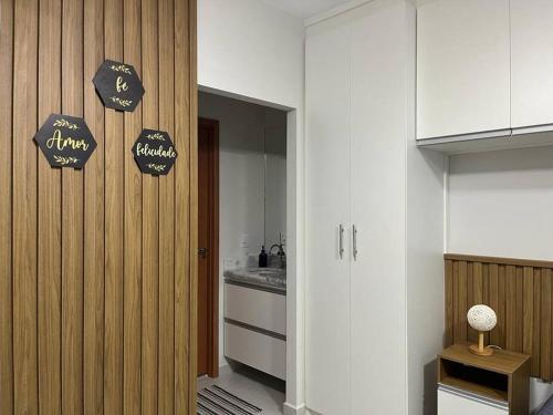 eine Küche mit einer Tür mit Schildern daran in der Unterkunft Apartamento no Condominio da Fé - Canção Nova in Cachoeira Paulista