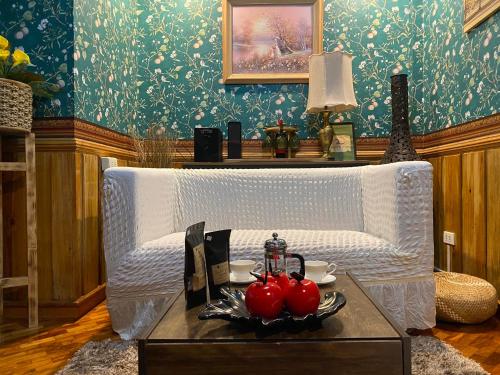 Casa Valle Verde في باغيو: غرفة معيشة مع أريكة بيضاء وطاولة