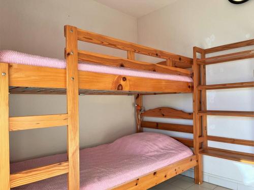 a bunk bed room with two bunk beds at Appartement Le Lavandou, 3 pièces, 6 personnes - FR-1-251-534 in Le Lavandou