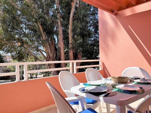 Photo de la galerie de l'établissement Appartement 2 pièces cabine avec terrasse, proche plage et commerces, parking privé, au Lavandou - FR-1-251-538, au Lavandou