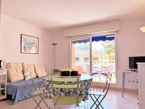 Photo de la galerie de l'établissement Appartement 2 pièces cabine avec terrasse, proche plage et commerces, parking privé, au Lavandou - FR-1-251-538, au Lavandou