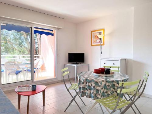 Photo de la galerie de l'établissement Appartement 2 pièces cabine avec terrasse, proche plage et commerces, parking privé, au Lavandou - FR-1-251-538, au Lavandou