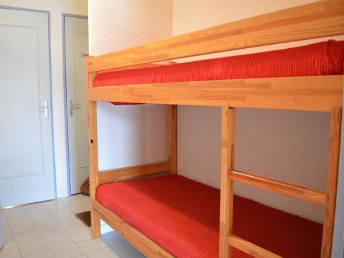quelques lits superposés dans une chambre dans l'établissement Appartement 2 pièces, terrasse, parking privé, proche plage, 6 couchages - Le Lavandou - FR-1-251-547, au Lavandou