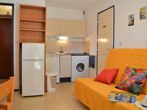 Il comprend une petite cuisine avec un lit et un réfrigérateur. dans l'établissement Appartement 2P 4 Couchages avec Balcon et Garage - Proche Plage et Commerces - FR-1-251-520, à Bormes-les-Mimosas