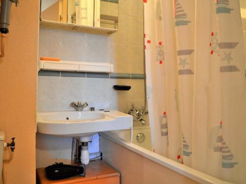 une salle de bain avec un lavabo et un rideau de douche dans l'établissement Appartement 2P 4 Couchages avec Balcon et Garage - Proche Plage et Commerces - FR-1-251-520, à Bormes-les-Mimosas