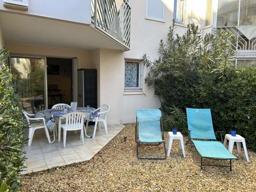 Deux Pièces avec Terrasse, Cour Privée et Piscine - Le Grau-du-Roi