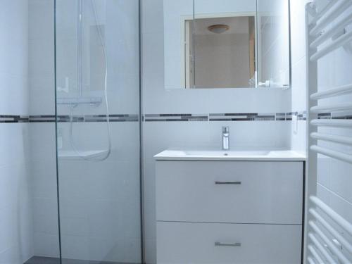 une salle de bain blanche avec un lavabo et une douche dans l'établissement 2 Pces, 4 Couchages, Terrasse, Parking, Piscine, Proche Plage et Commerces - Le Lavandou - FR-1-251-558, au Lavandou