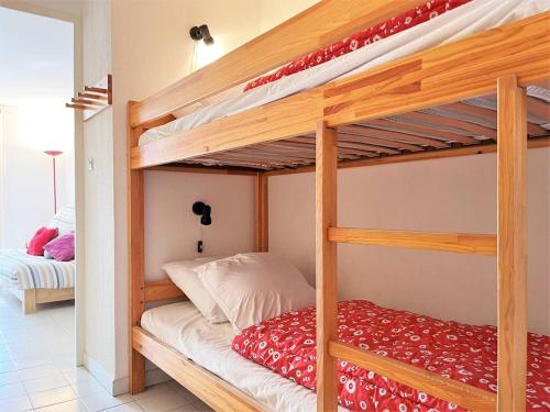 une chambre avec deux lits superposés dans l'établissement Appartement T2 Cabine, 6 Couchages, Terrasse Ouest, 100m Plage et Commerces, Parking Privatif - FR-1-251-530, au Lavandou