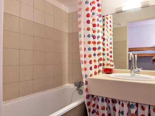 une salle de bain avec un lavabo et une baignoire dans l'établissement Appartement T2 Cabine, 6 Couchages, Terrasse Ouest, 100m Plage et Commerces, Parking Privatif - FR-1-251-530, au Lavandou