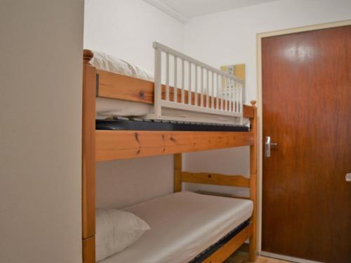 quelques lits superposés dans une chambre dans l'établissement Studio 4 couchages proche plage avec parking et balcon au Lavandou - FR-1-251-557, au Lavandou