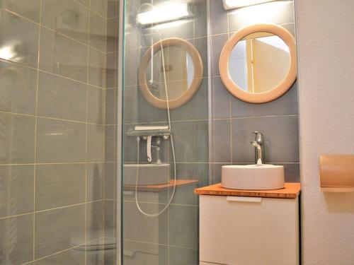 y baño con ducha, lavabo y espejos. en Appartement Le Lavandou, 1 pièce, 4 personnes - FR-1-251-557, en Le Lavandou