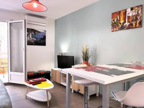 Photo de la galerie de l'établissement Appartement récemment rénové de 2 pièces avec balcon, climatisé, à 450m de la plage - Bormes-les-Mimosas - FR-1-251-562, à Bormes-les-Mimosas