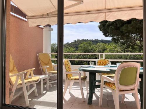 Appartement en bord de mer avec terrasse, 3 pièces, 4 couchages, parking privé au Lavandou - FR-1-251-555