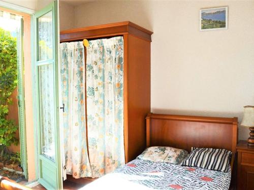 sypialnia z łóżkiem z baldachimem i oknem w obiekcie Maison Le Lavandou, 4 pièces, 6 personnes - FR-1-251-567 w mieście Le Lavandou